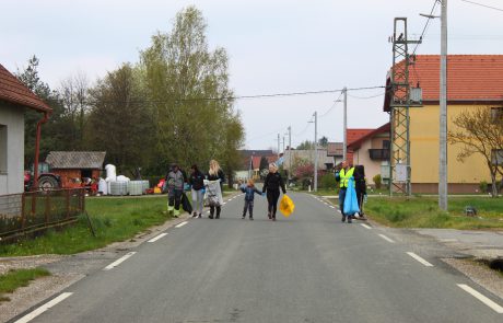 Nekateri vaščani so pobirali na obrobju ceste